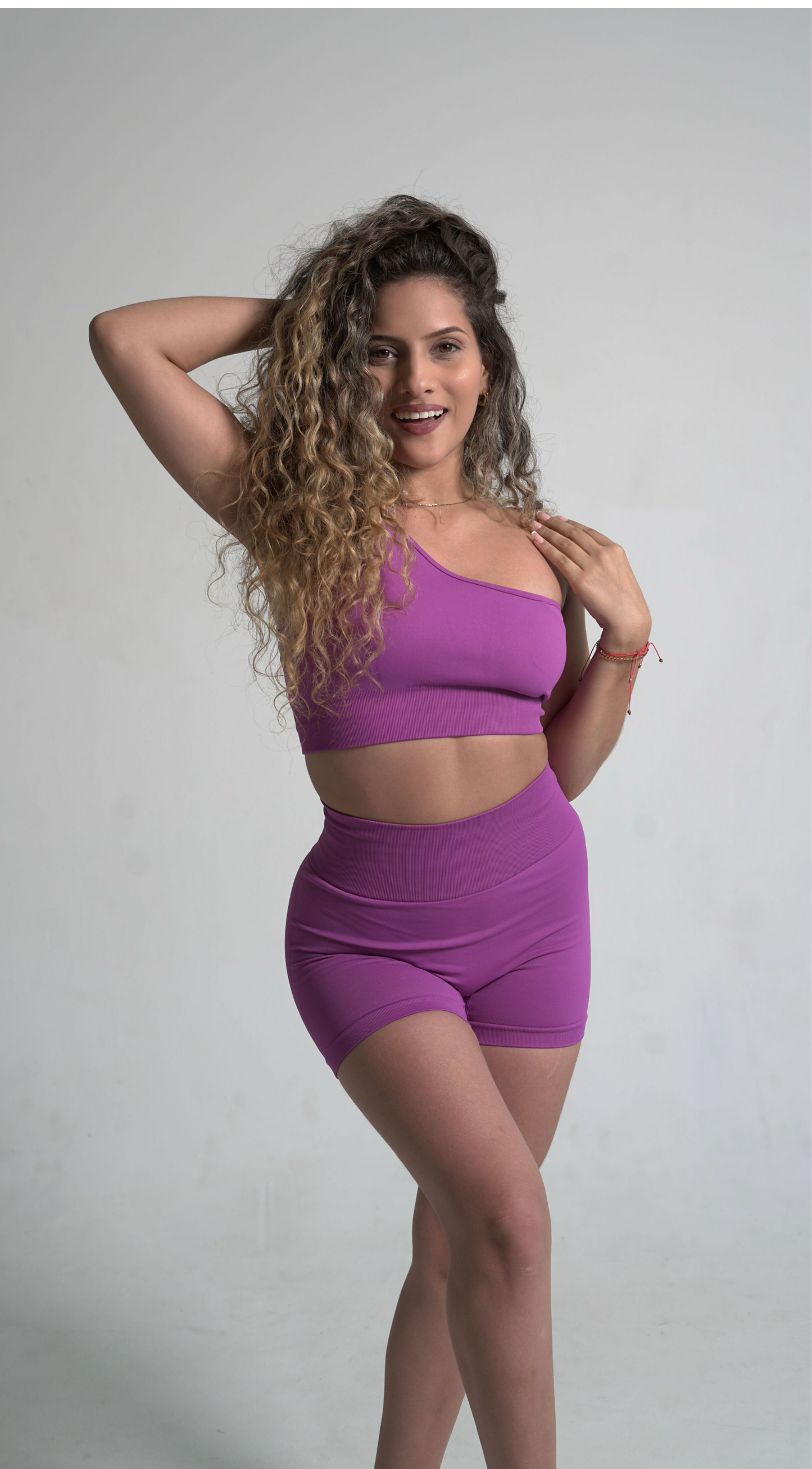 Premium One-Shoulder Sport Set in Pink aus der Sweat Kollektion, gefertigt aus hochwertigem Spandex/Nylon. Das Set bietet atmungsaktiven, nahtlosen Komfort mit Vier-Wege-Stretch und Feuchtigkeitsmanagement, ideal für intensive Workout. Dreiviertel Leggins mit High Waist und Push-up Effekt.