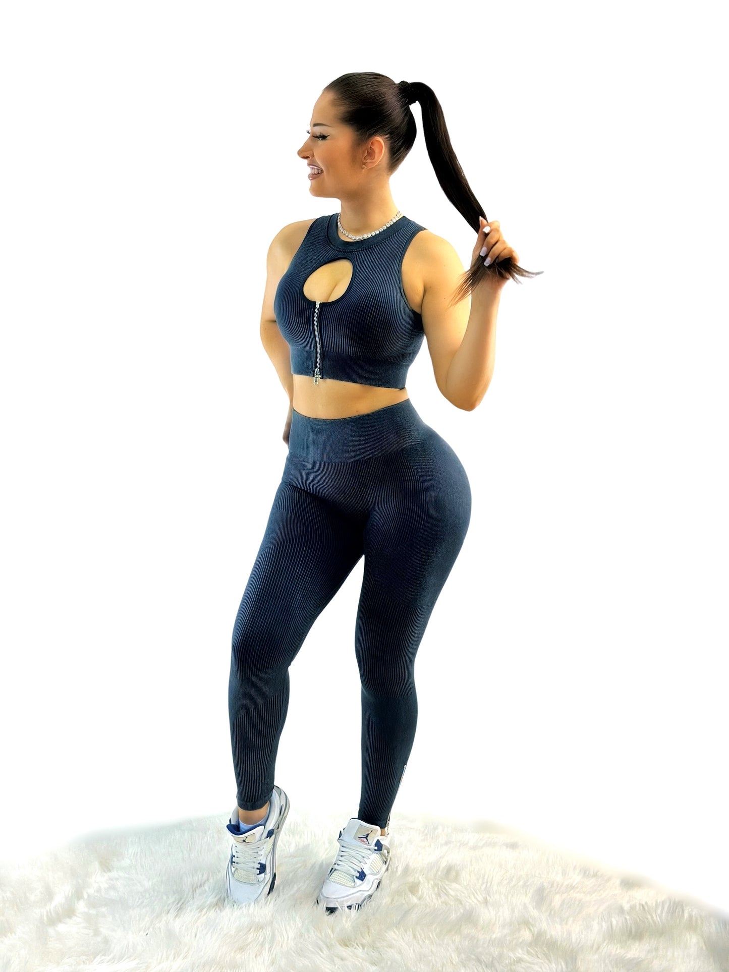 Set bestehend aus Leggings und Sport-BH für Frauen. Push-Up und Shaping-Funktion mit Oberteil und Reißverschluss. Hergestellt aus hochwertigem, geripptem Stoff für optimalen Komfort und Unterstützung