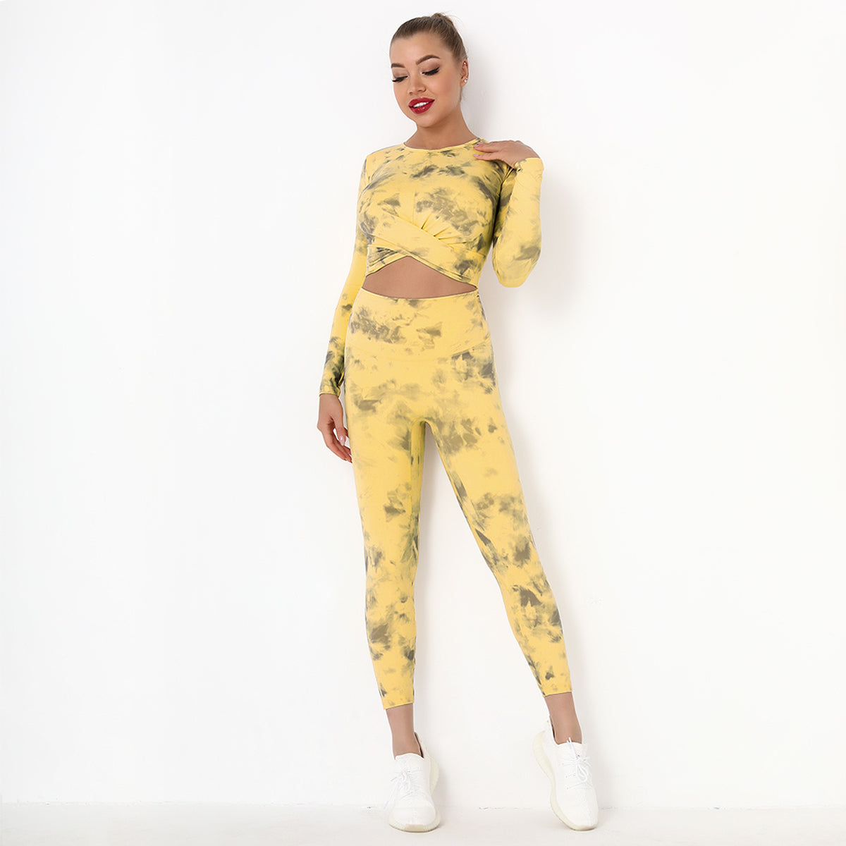 Figurbetontes Sportset in Helllila für Frauen, bestehend aus langärmligem Oberteil und Push-up-Leggings. Weicher, anschmiegsamer Stoff für optimalen Komfort beim Training
