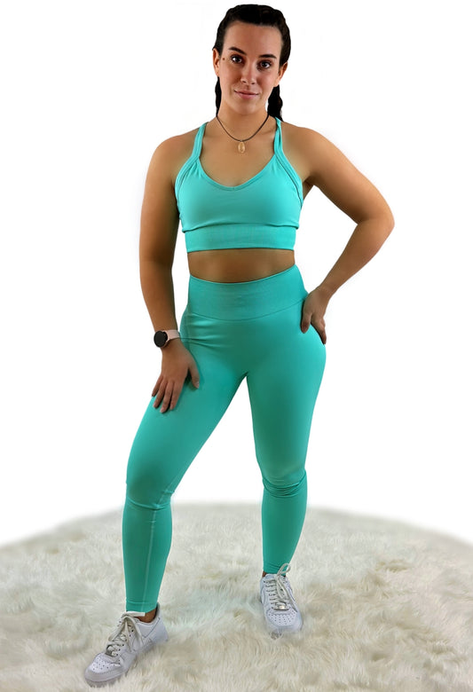 Entdecke das Premium Crushed Seamless Set – der perfekte Mix aus Style und Performance für Frauen. Atmungsaktiv, nahtlos und langlebig, ideal für Pilates und intensive Workouts. Tragekomfort und stylische Details, die dich überall zum Hingucker machen!