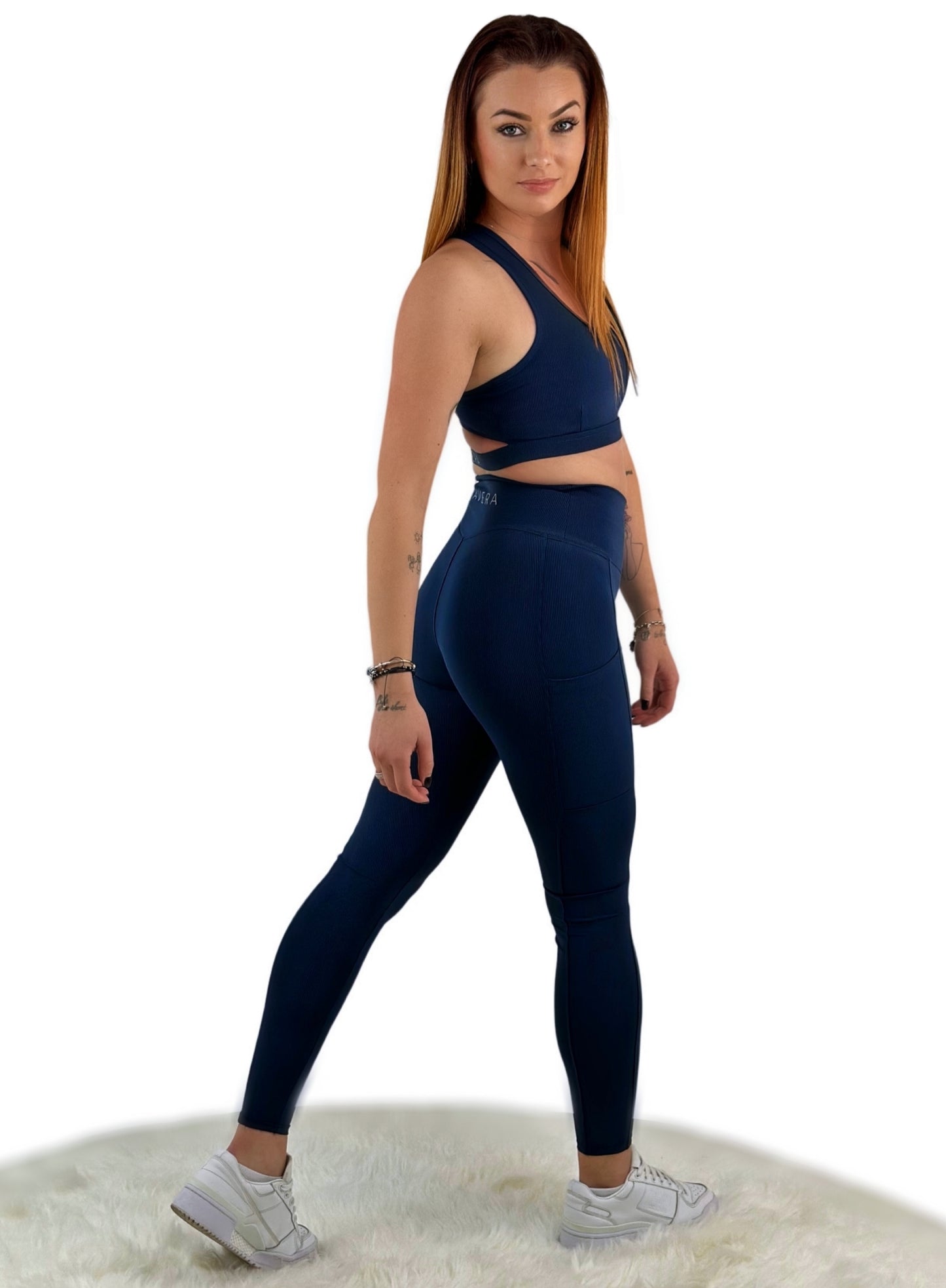 Schickes 2-teiliges Activewear-Set für Damen mit 3D gestreiften Leggings und Crossover-BH, bekannt für seine modellierende Wirkung. Strapazierfähiges Material, atmungsaktiv und feuchtigkeitsabweisend, ideal für Workouts und Freizeit.