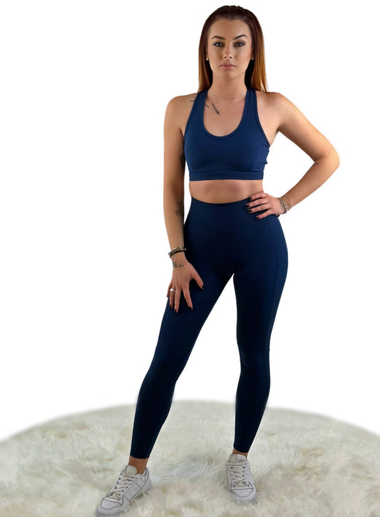 Schickes 2-teiliges Activewear-Set für Damen mit 3D gestreiften Leggings und Crossover-BH, bekannt für seine modellierende Wirkung. Strapazierfähiges Material, atmungsaktiv und feuchtigkeitsabweisend, ideal für Workouts und Freizeit.