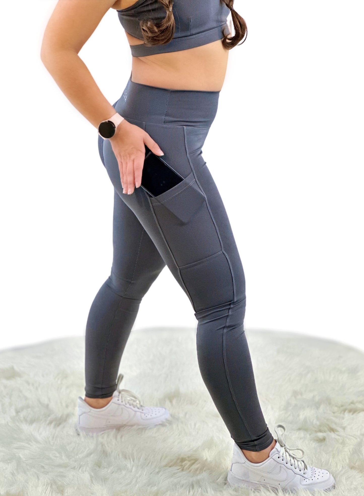 Schickes 2-teiliges Activewear-Set für Damen mit 3D gestreiften Leggings und Crossover-BH, bekannt für seine modellierende Wirkung. Strapazierfähiges Material, atmungsaktiv und feuchtigkeitsabweisend, ideal für Workouts und Freizeit. Mit Handytasche