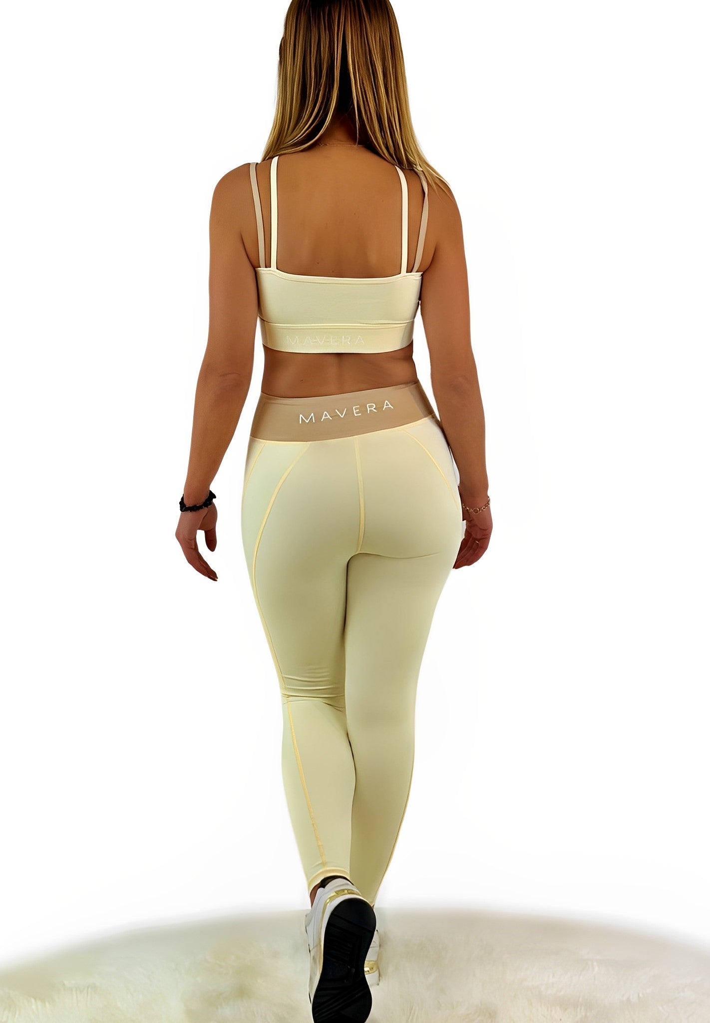 Stylisches Workout-Oberteil aus der Rara Kollektion in leuchtenden Farben, atmungsaktiv und flexibel, ideal für sportliche Aktivitäten und Freizeit. Kombinierbar mit verschiedenen Leggings und Outfits.