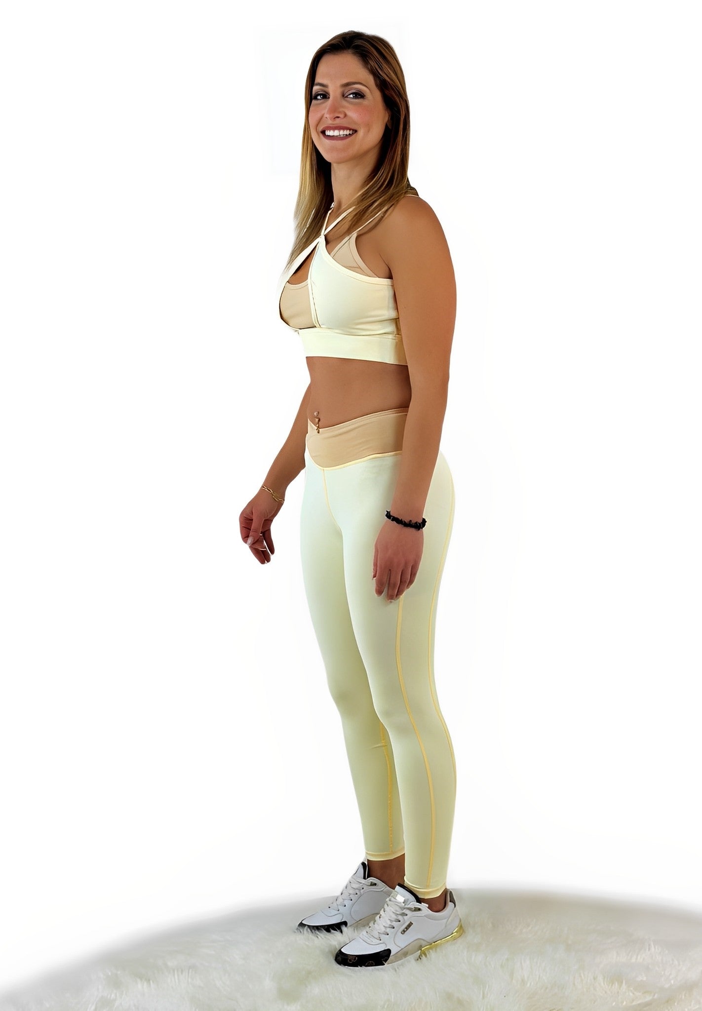 Stylisches Workout-Oberteil aus der Rara Kollektion in leuchtenden Farben, atmungsaktiv und flexibel, ideal für sportliche Aktivitäten und Freizeit. Kombinierbar mit verschiedenen Leggings und Outfits.