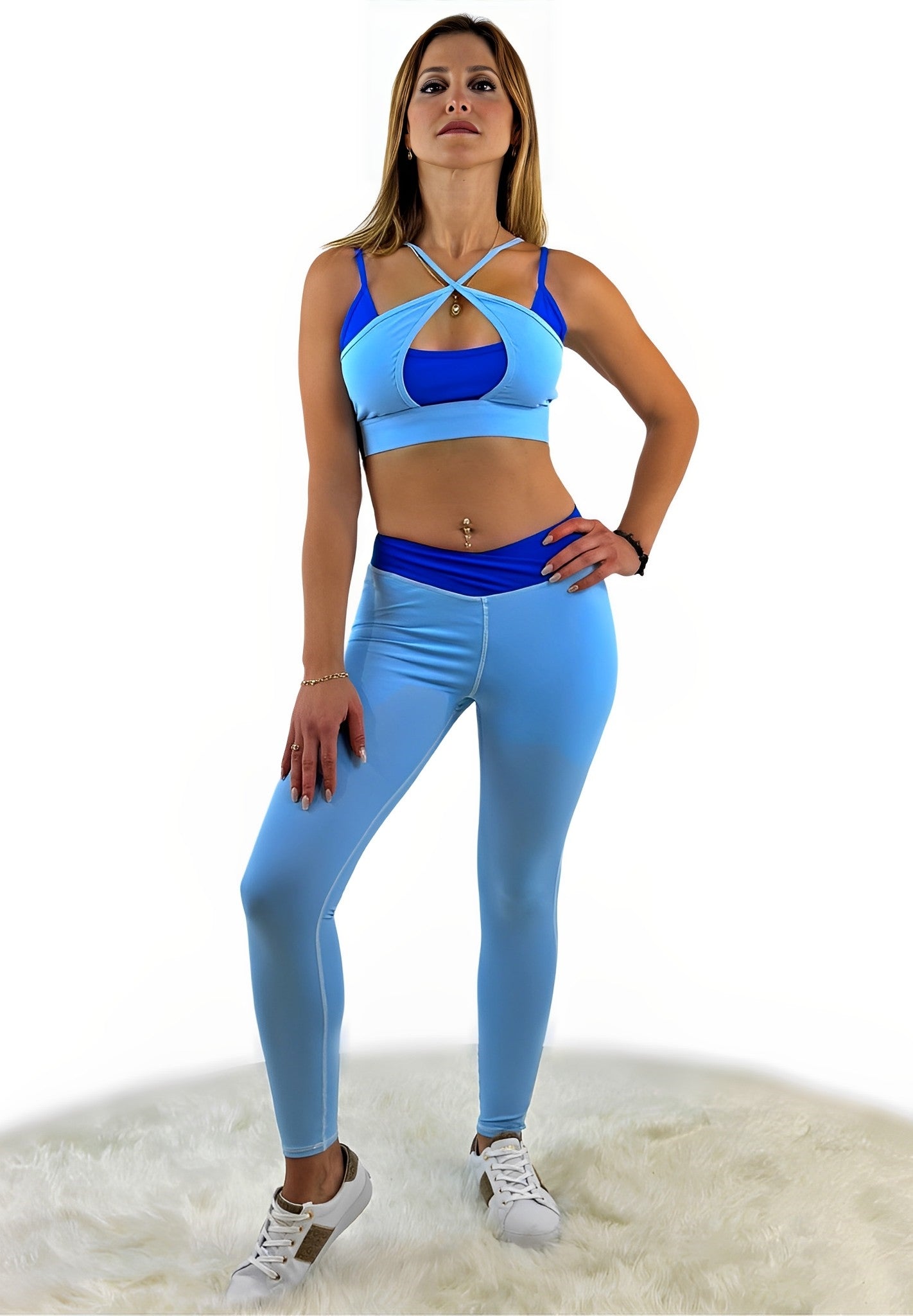 Stylisches Workout-Oberteil aus der Rara Kollektion in leuchtenden Farben, atmungsaktiv und flexibel, ideal für sportliche Aktivitäten und Freizeit. Kombinierbar mit verschiedenen Leggings und Outfits.