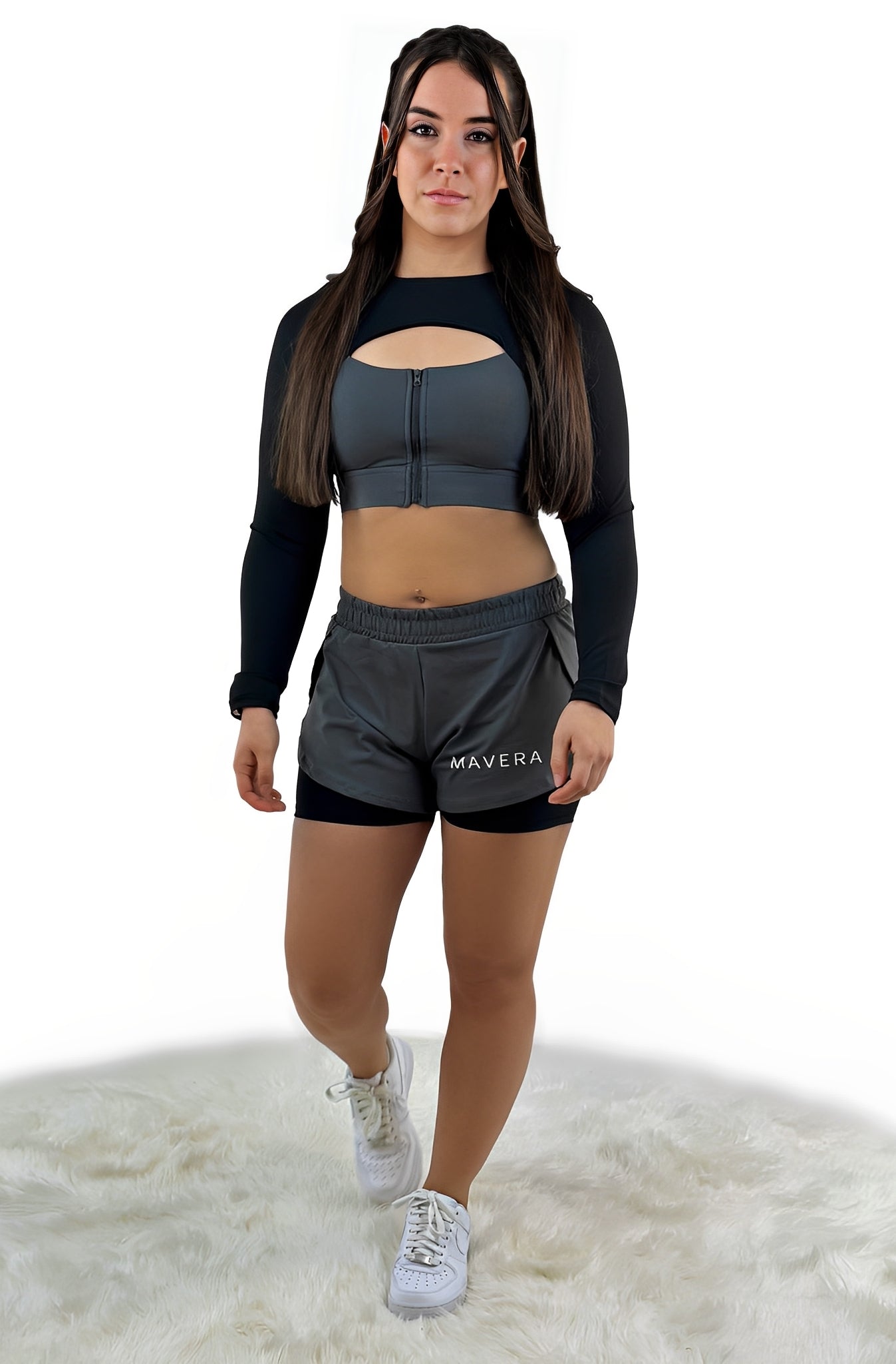 Farbenfrohes und atmungsaktives Outfit aus der Rara Gear Kollektion, perfekt für Workouts und Freizeit, mit vielseitigen Styling-Optionen und kombinierbar mit Leggings und Oberteilen.