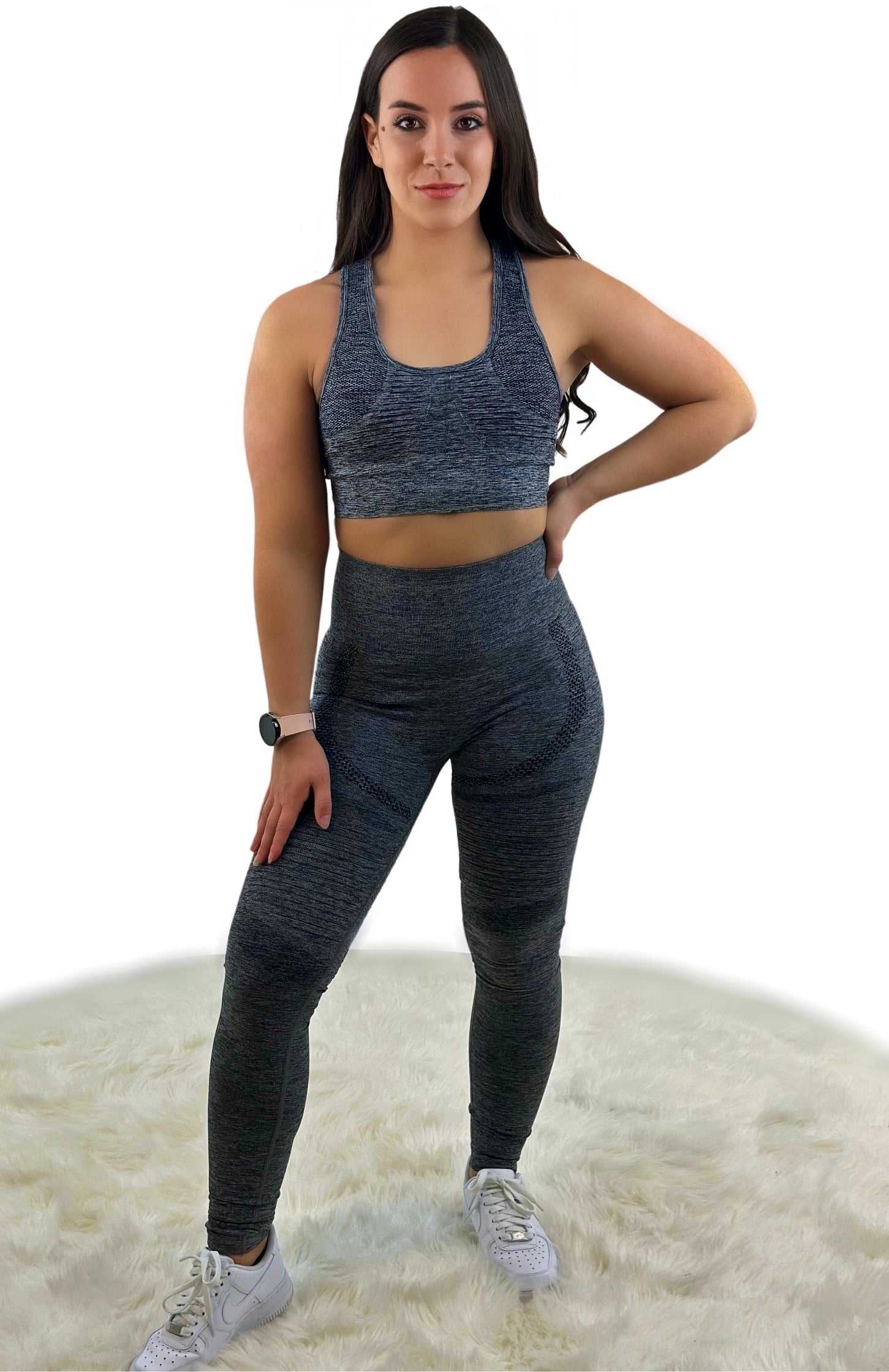 Dunkelgraues Fanatics Sport-Set für Frauen, bestehend aus bequemen Activewear-BH und Leggings. Atmungsaktiv, nahtlos, mit 360-Grad-Stretch und leichtgewichtigem Spandex/Nylon-Mix für optimalen Komfort beim Training und im Alltag