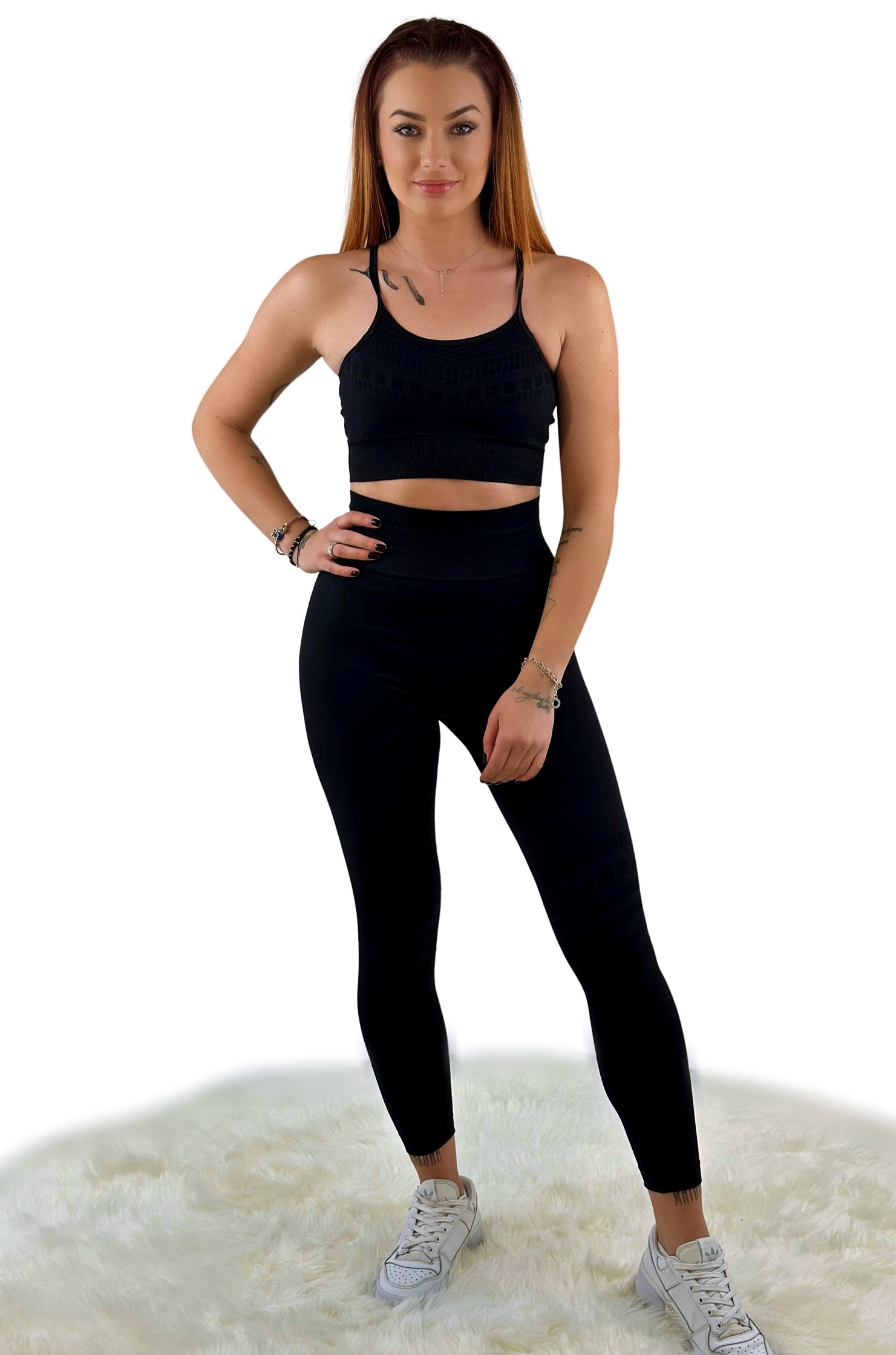 Schwarzes Basic Sport Set für Damen aus der Creamy Soft Vice Kollektion, bestehend aus atmungsaktivem, nahtlosem Material mit 4-Wege-Stretch. Hergestellt aus leichtem Spandex/Nylon, ideal für jeden Alltag. Sport-BH und High Waist Leggings. Die Kollektion ist umweltfreundlich und recyclebar