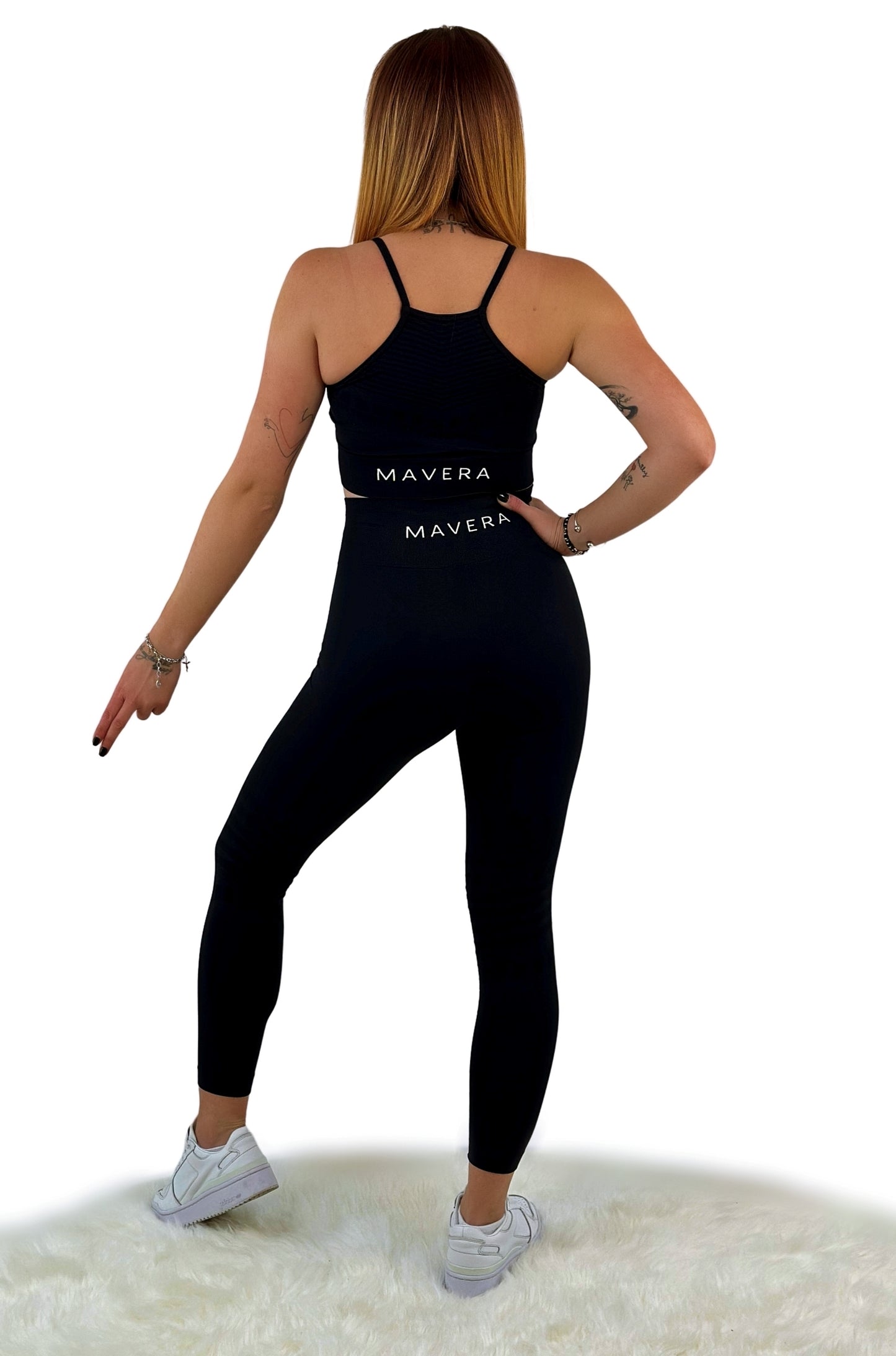 Schwarzes Basic Sport Set für Damen aus der Creamy Soft Vice Kollektion, bestehend aus atmungsaktivem, nahtlosem Material mit 4-Wege-Stretch. Hergestellt aus leichtem Spandex/Nylon, ideal für jeden Alltag. Sport-BH und High Waist Leggings. Die Kollektion ist umweltfreundlich und recyclebar