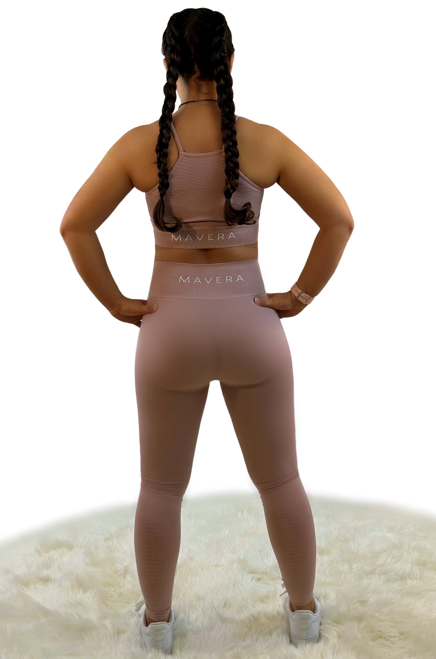 Hellrosa Basic Sport Set für Damen aus der Creamy Soft Vice Kollektion, bestehend aus atmungsaktivem, nahtlosem Material mit 4-Wege-Stretch. Hergestellt aus leichtem Spandex/Nylon, ideal für jeden Alltag. Sport-BH und High Waist Leggings. Die Kollektion ist umweltfreundlich und recyclebar