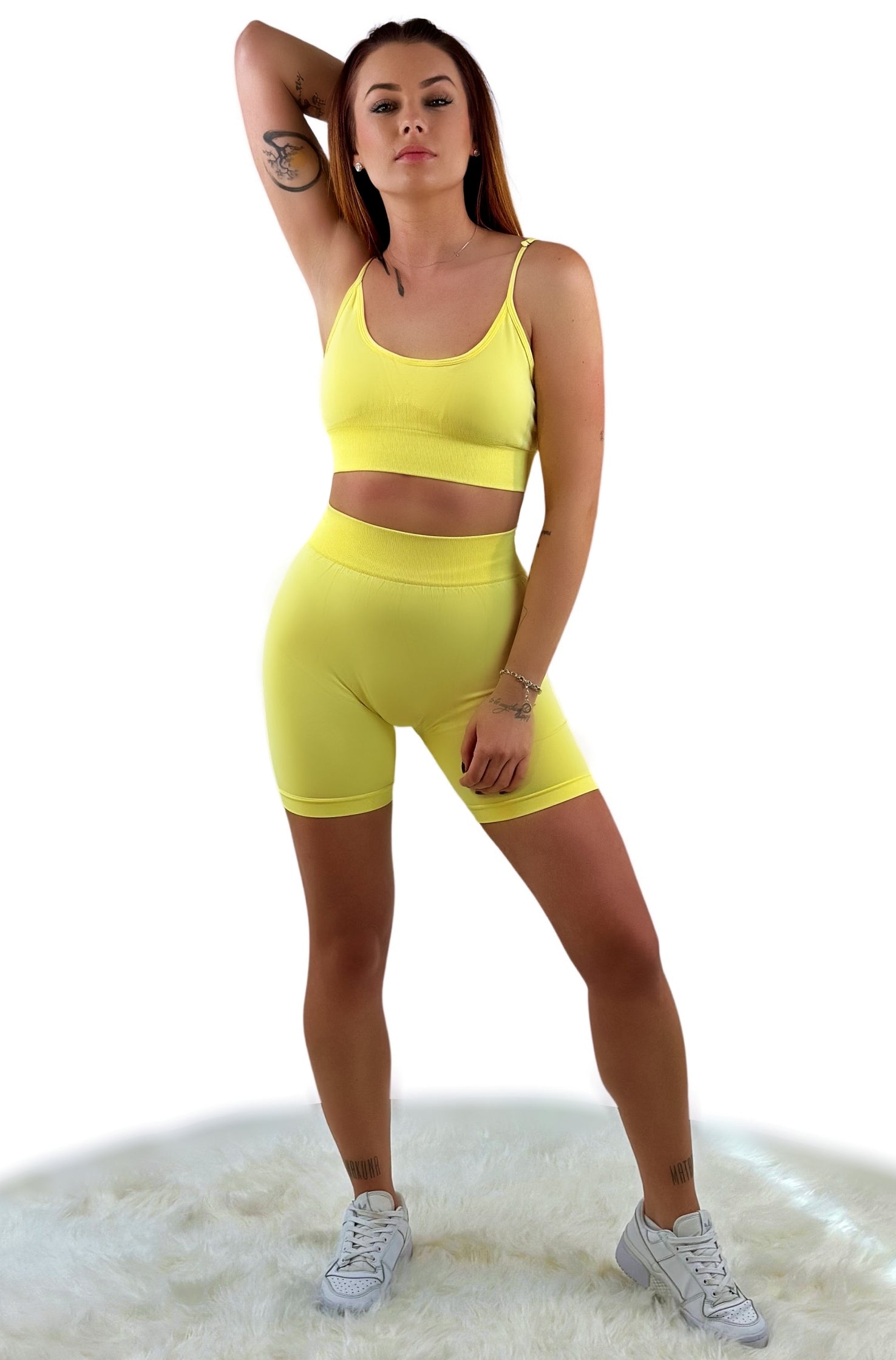 Fairy Set in gelb für Frauen aus weichem, aber stützendem Spandex/Nylon-Mix. Atmungsaktiv, nahtlos und flexibel, ideal für Alltag und Training. Antibakteriell, feuchtigkeitsabweisend und mit Four-Way-Stretch für maximalen Komfort